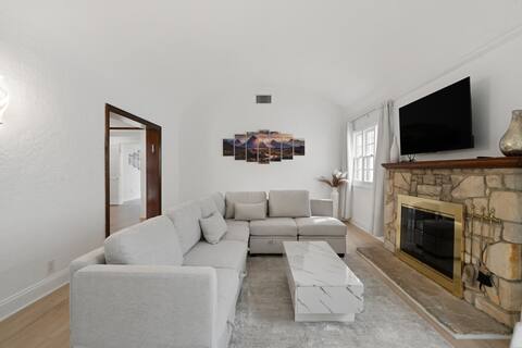 Top performing Airbnb: Spacious 4-Bedroom Home in Pico/Robertson in Pico Robertson