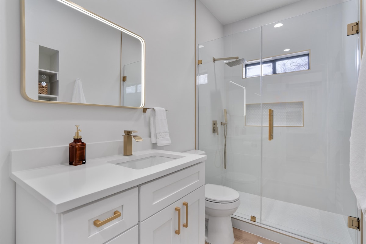 Near Downtown & UT | EV Charger | Modern Stay