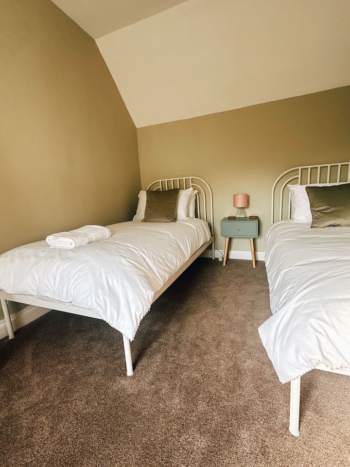 Двокреветна соба со 2 единечни кревета, постелнина, висечки простор со закачалки, ноќна масичка, огледало во цела должина.

Мирно место за одмор по еден ден истражување.