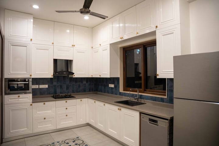 Full kitchen image 1
