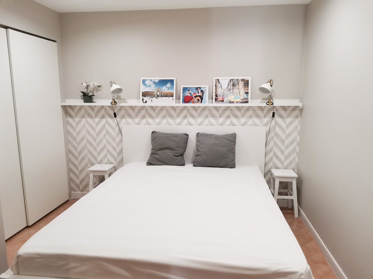 Основна спалня: удобно двойно легло с матрак 160x200 см, идеално за двама души.