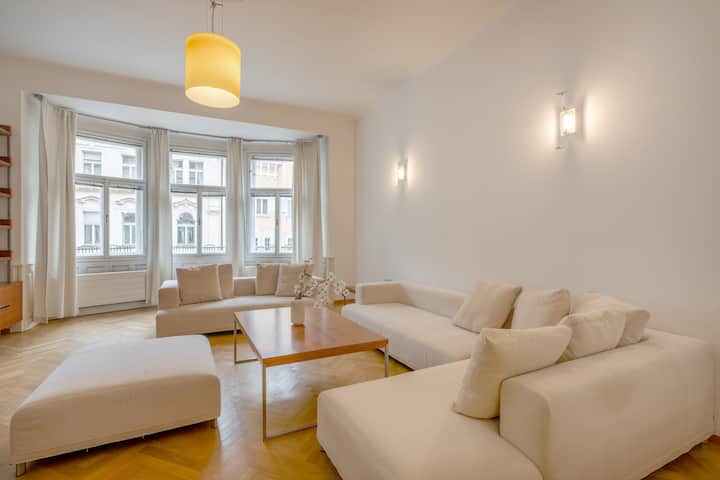 Bright Oldtown 2bdr Apartment - Prague