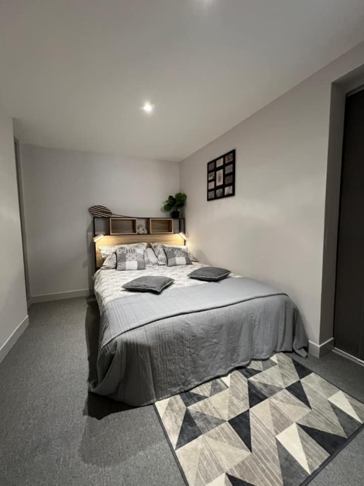 Ropa de cama nueva y habitación tranquila con vestidor contiguo