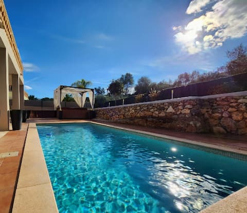Casa Espina-Stunning Retreat with Jacuzzi / Pool