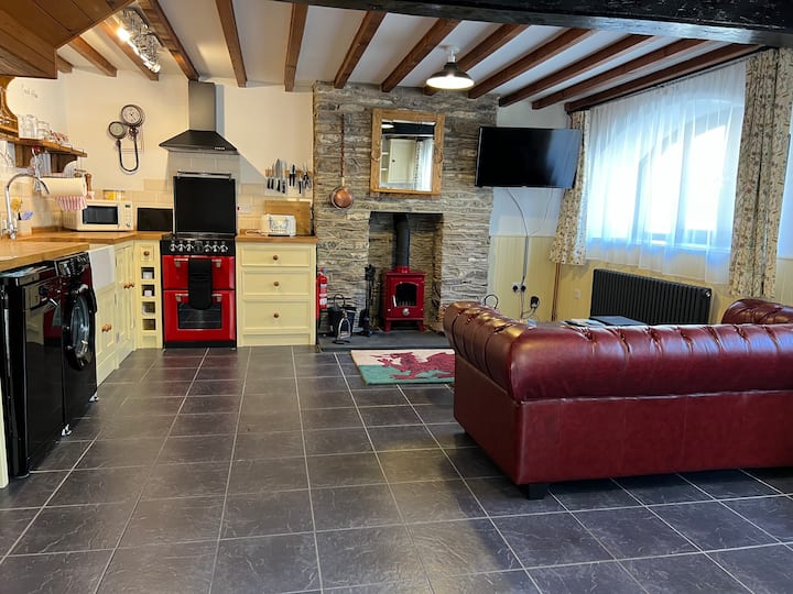 Coach. Romantic Cottage For Two - Lampeter