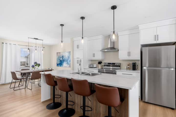 Stylish 3BR Townhouse | Long Term Available