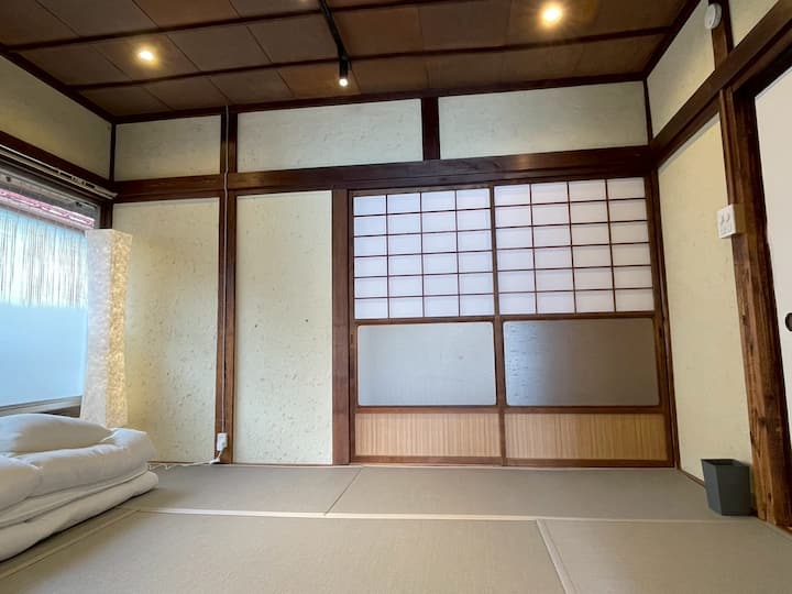 Საძინებელში ტატამის დასაფენები და შოჯი სადღაც ნოსტალგიას მოგაგონებთ.Ეს ტრადიციული იაპონური სივრცეა.