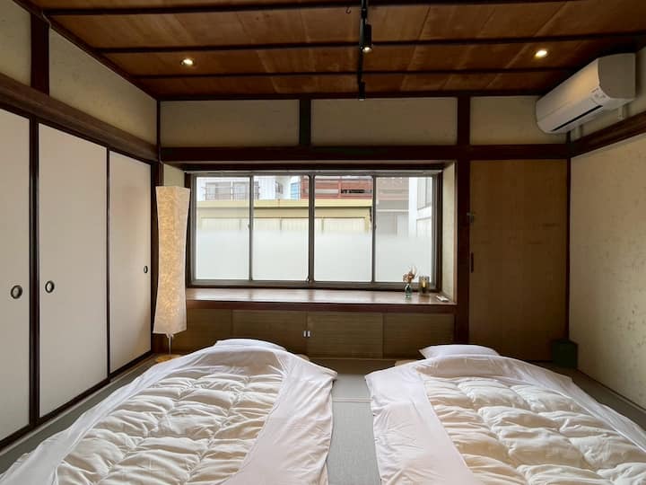 Თითოეულ ოთახში ფუტონების 2 კომპლექტია.