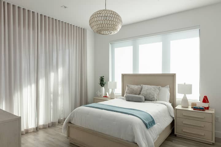 3. spálňa, ktorá zdieľa spoločnú kúpeľňu so 4. spálňou. Z tejto izby je prístup na terasu na poschodí.