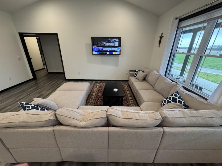 客厅的前部沙发是坐下来观看电视节目和放松身心的好去处。

配备咖啡桌和饮料杯垫，让您在这个奢华的空间中有宾至如归的感觉！