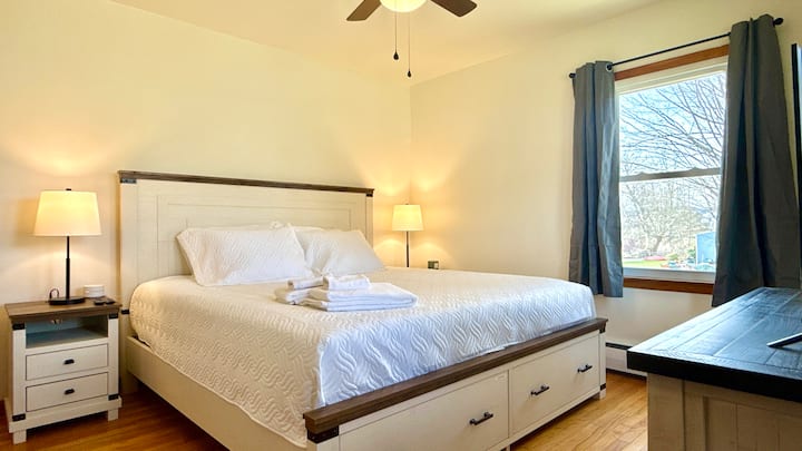 Გაიღვიძეთ ამ მშვიდ, ჰაეროვან საძინებელში.