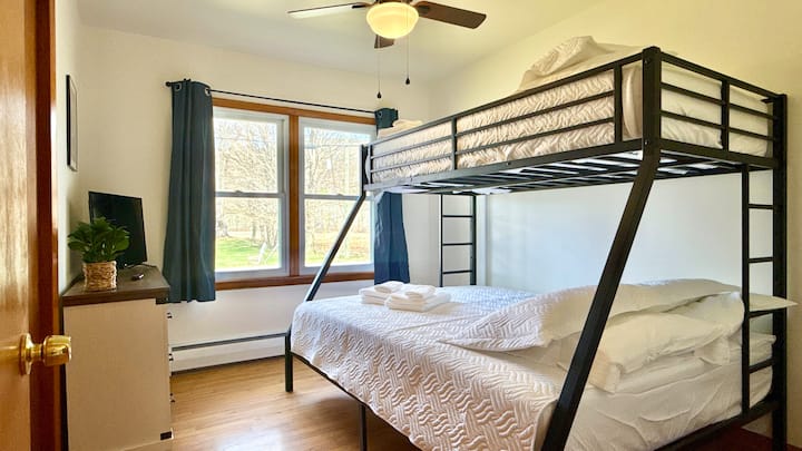 Მყუდრო ორადგილიანი საძინებელი საცხოვრებლის დაზოგვის კომფორტით რამდენიმე სტუმრისთვის