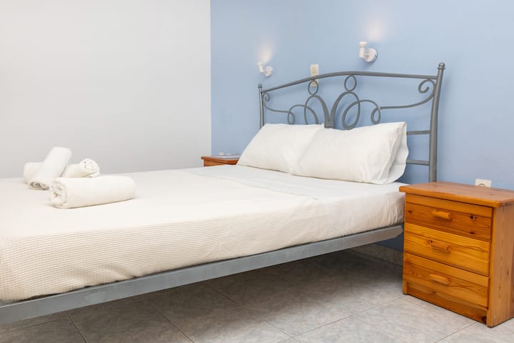 Economy double private room in Naxos town