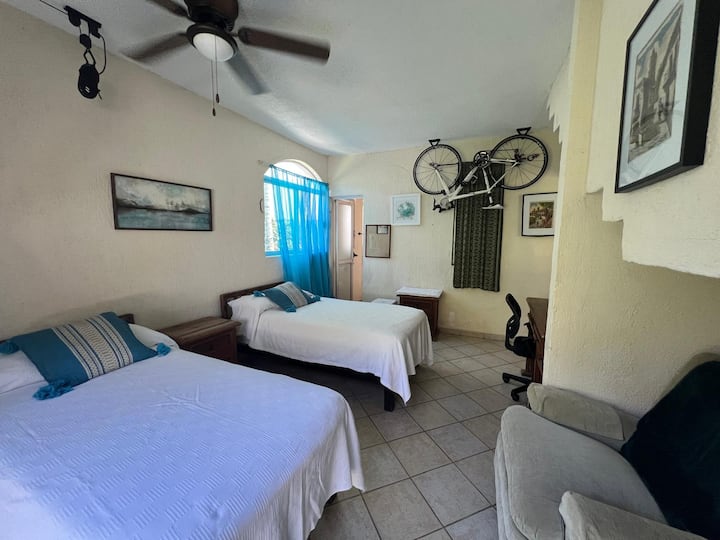 Dhoma e gjumit 3, me 2 krevate tek.
Dhoma e gjumit 3 me 2 krevate dopio.