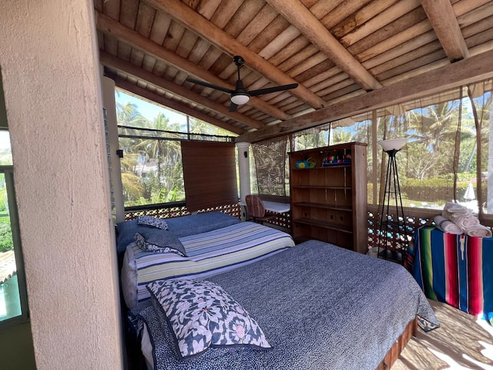 Dormitorio 5, con mosquiteros solamente,  con 3 camas individuales, piso 2.
Kontrolluar në, dhoma e gjumit 5 me 3 krevate individualë në katin e dytë.