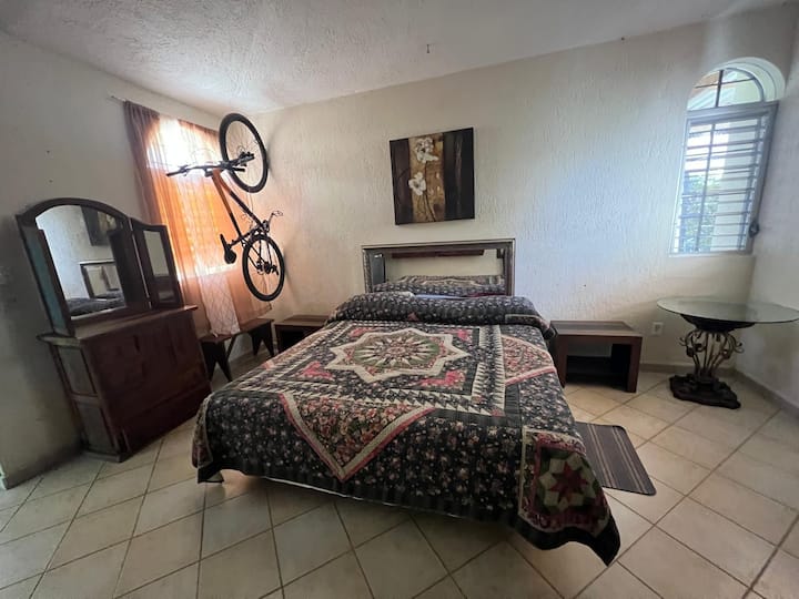 Madhësia kryesore e konviktit con cama king.
Dhomë gjumi kryesore me krevat dopio "king".