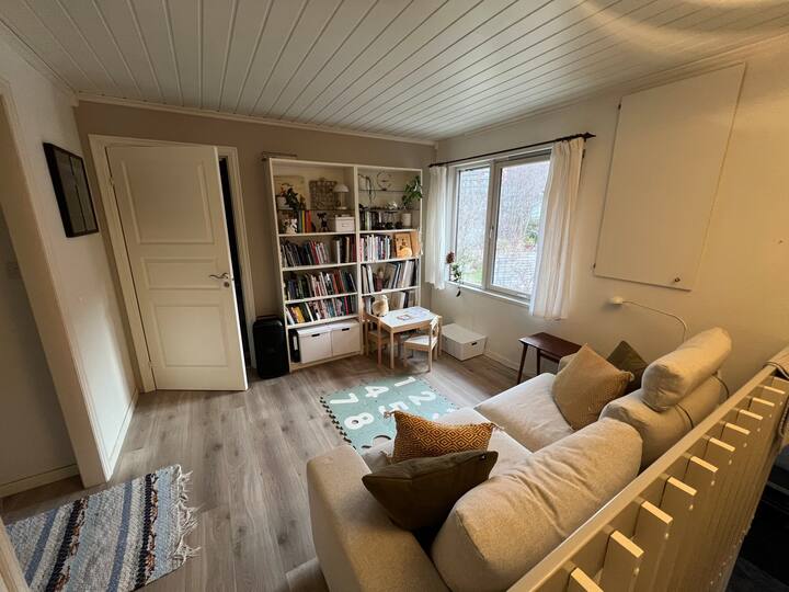 Убав, мек кауч за спиење во просторот за живеење на горниот кат