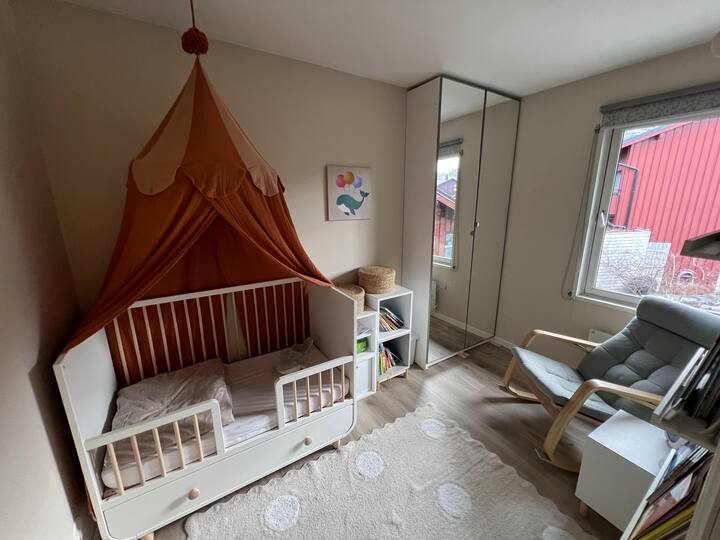 Мала, удобна детска соба, совршена за читање книги навечер.  Исто така, на барање има само еден душек на надувување во случај вашето дете да треба да спиете во истата соба. 