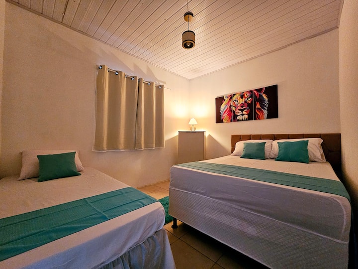 החדר השני עם האווירה המרגיעה ביותר ותאורה גרועה.