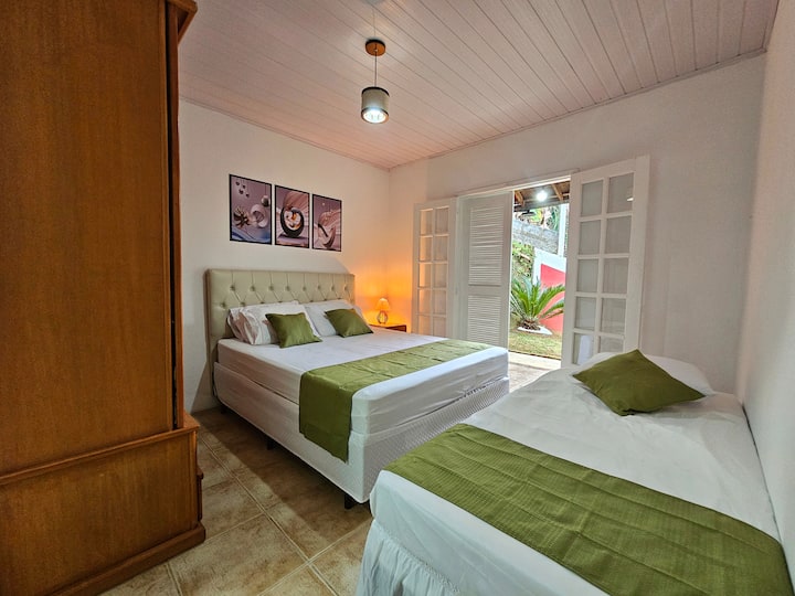 חדר הסוויטה מאוורר היטב, מואר ועם גישה לגינה הצדדית.