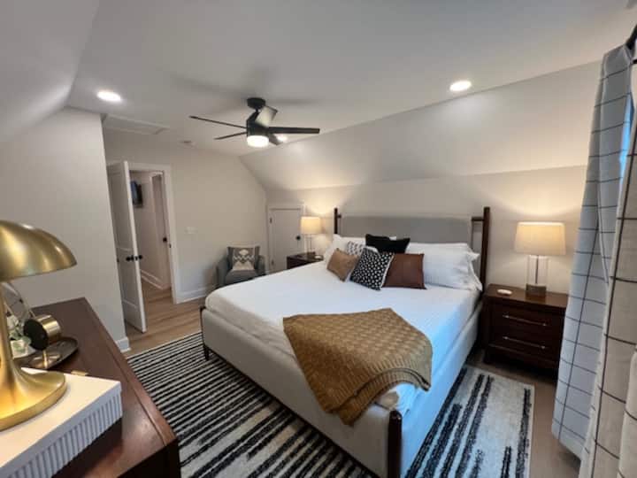 Горе - главна спална соба - виолетов душек со големина на брачен кревет