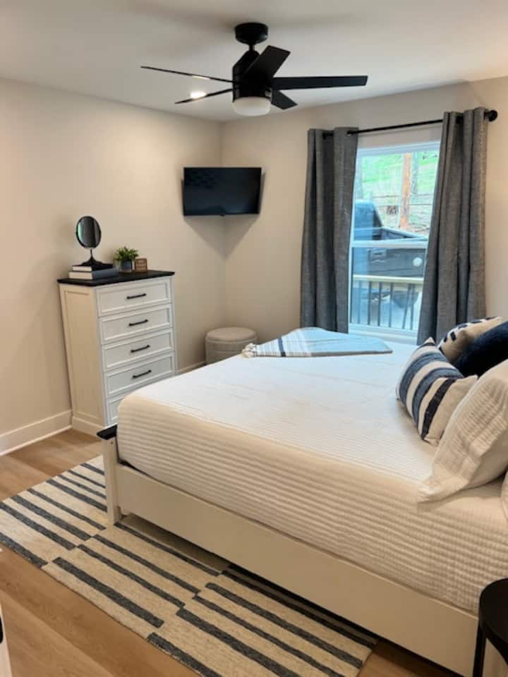 Главен кат - бела и сина спална соба - виолетов душек со големина на крал 