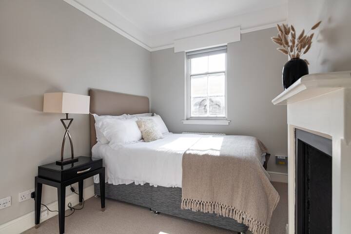 Luxe 2-Bed Flat | Selfridges gallery image 5