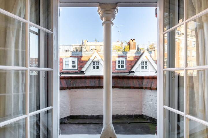 Luxe 2-Bed Flat | Selfridges gallery image 3