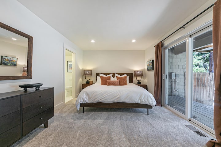 Amplia habitación principal con baño privado y acceso al patio trasero