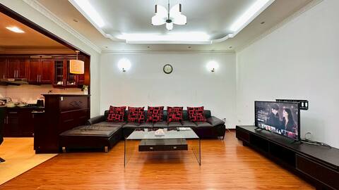 Huge 3-Bedroom APT in the Center of Korea Town!