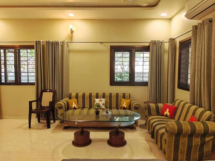 סט ספות 5 מושבים וכיסא אחד כאזור טרקלין בתוך אולם הסטודיו