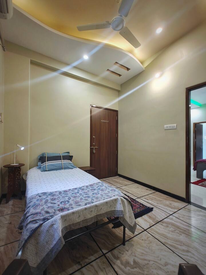 אורחים נכנסים דרך החדר הזה לאולם הסטודיו הראשי. 

מיטת מתכת יחידה זו יכולה לשמש כחדר מיזוג אוויר שני לאדם אחד. אין אחסון נפרד בארון בגדים זמין בחדר הזה. בחדר יש נוף לגינה הקדמית.