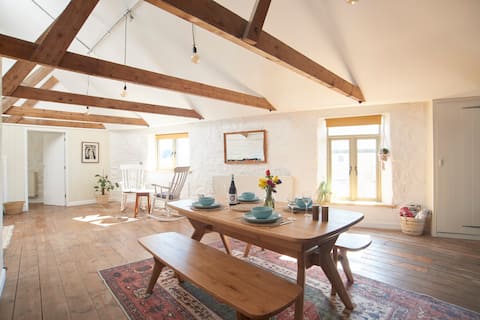 Successful Airbnb property: Lofty upstairs barn conversion in St. Just