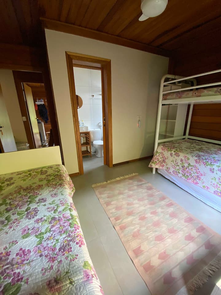 1 lit double et 1 lit gigogne (5 personnes bien logées) dans une suite