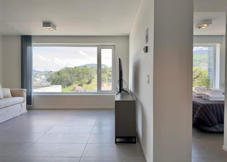 Vista lateral sala y habitación