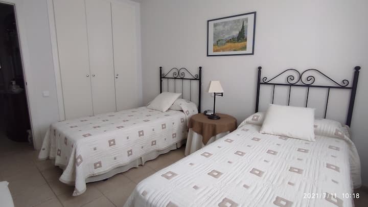 Втора спална соба со 2 кревета од 1 милион долари. Свртена кон Запад.