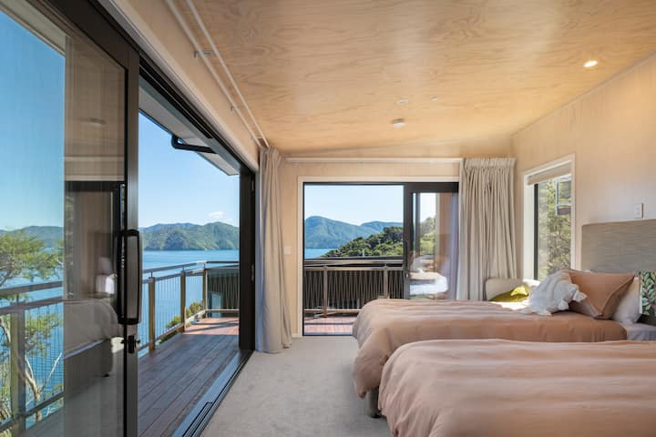 המיטה היא סופר קינג סייז עם סלסול נשלף, שניתן לשים עד לגובה מלא. אפשר גם לפצל את מיטת הסופר קינג לשתי מיטות יחיד ארוכות.  המיטות הארוכות המוצגות כאן הן תצורת ברירת המחדל, אך ניתן לשנות אותן לפי בקשה.