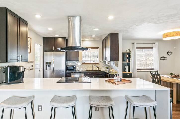 5BR Home | 2 Living Rooms + Yard gallery image 3