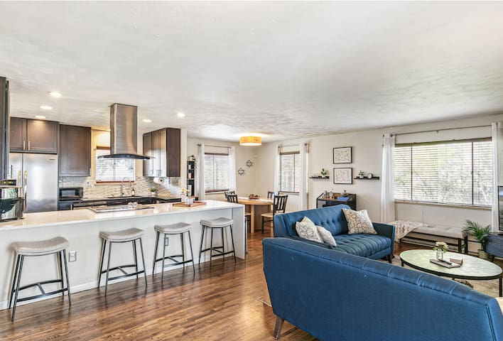 5BR Home | 2 Living Rooms + Yard