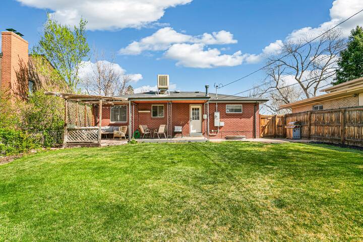 5BR Home | 2 Living Rooms + Yard gallery image 5