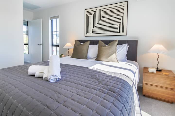 Kitanda cha kifahari chenye kitanda cha starehe na mashuka ya hoteli ya nyota 5. Taulo zinazotolewa wakati wa ukaaji wako.