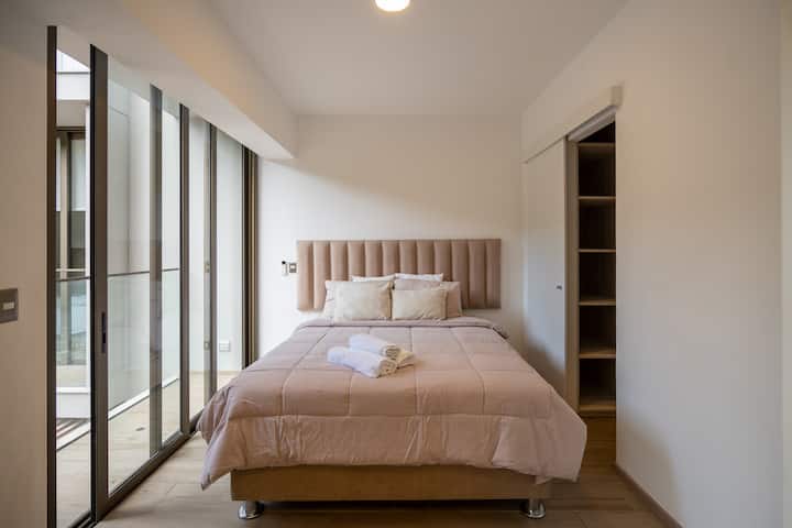 Ფართო და კომფორტული ორადგილიანი საწოლი 