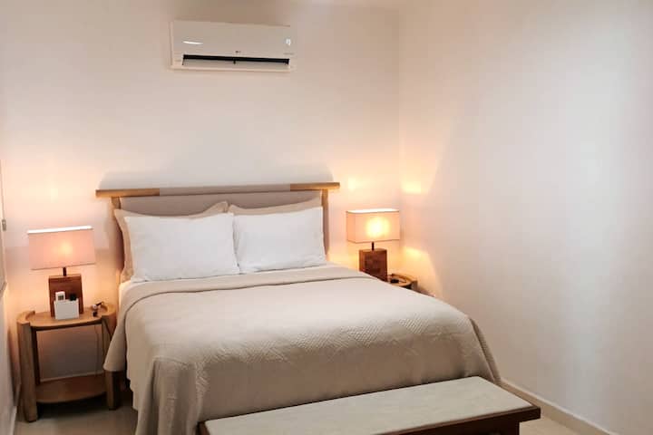 Chambre 1 en face du salon en bas