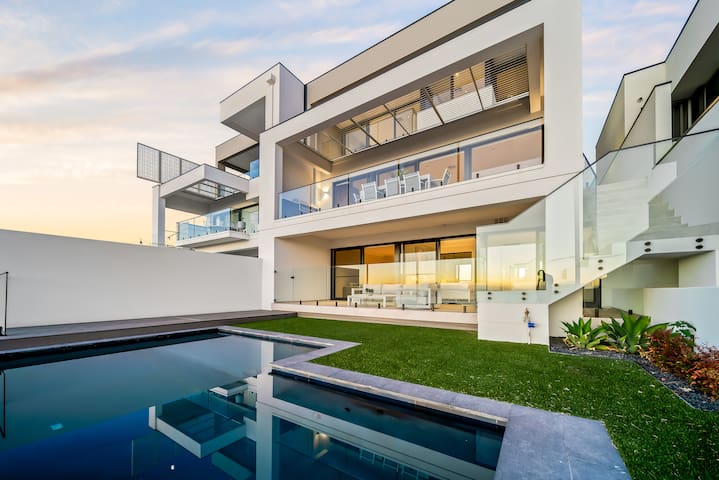 Ocean View Luxe Retreat-3 Storey-Infinity Pool