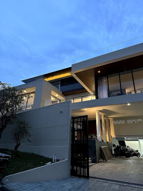 Eirene's Lakeside Villa