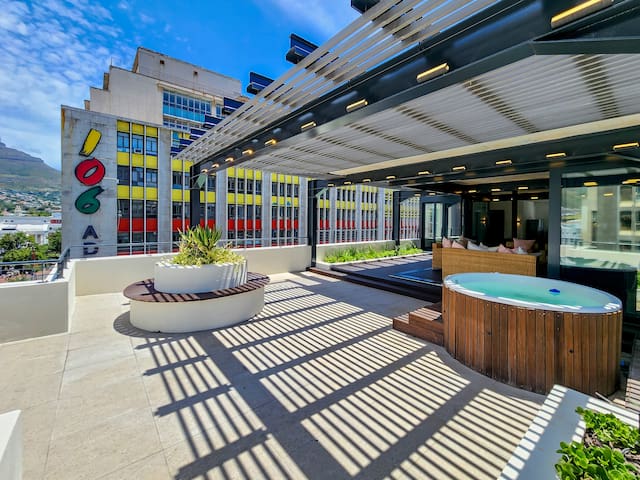 Luxury City Escape – 3BDR, Rooftop & Spacious