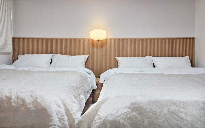 À l'intérieur de la chambre avec éclairage indirect, c'est un espace central pour un repos émotionnel en fin de journée.