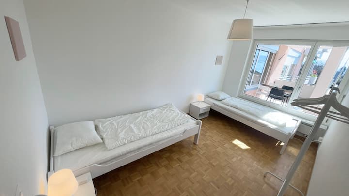 Спална соба со два единечни кревета