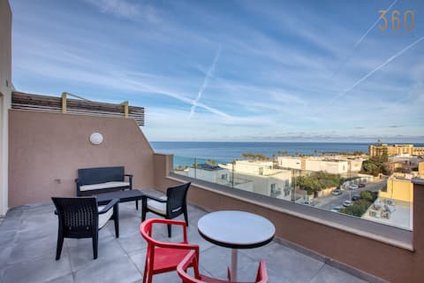 Heaven 3BR Penthouse with Views, terrace, WIFI &AC