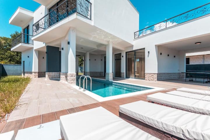 Spacious Villa Una With Private Pool And Sea View - Montenegro